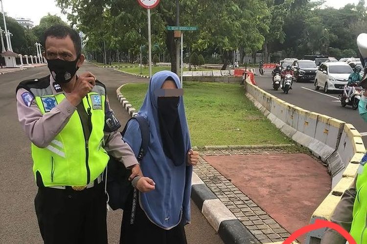 Seorang perempuan diduga membawa senjata api ditangkap polisi lalu lintas dan anggota Pasukan Pengamanan Presiden (Presiden) karena mencoba menerobos masuk ke area Istana Merdeka, Selasa (25/10/2022).