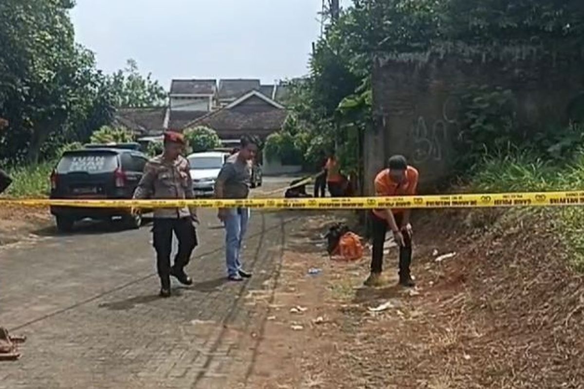 Polisi saat melakukan olah tempat kejadian perkara (TKP) penemuan mayat di kawasan Pamulang, Tangerang Selatan, Sabtu (11/5/2024). 
