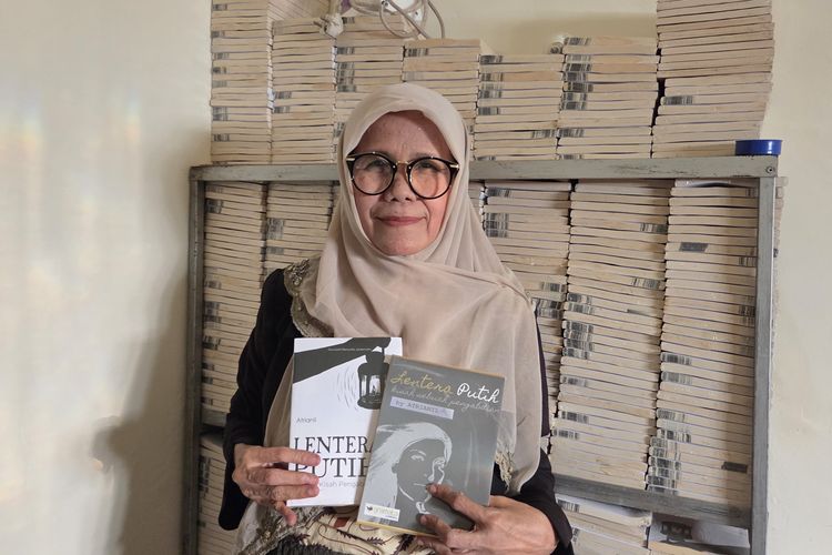Kisah Atrianil 40 Tahun Jadi Guru Honorer, Pensiun dengan Gaji Rp 414.000