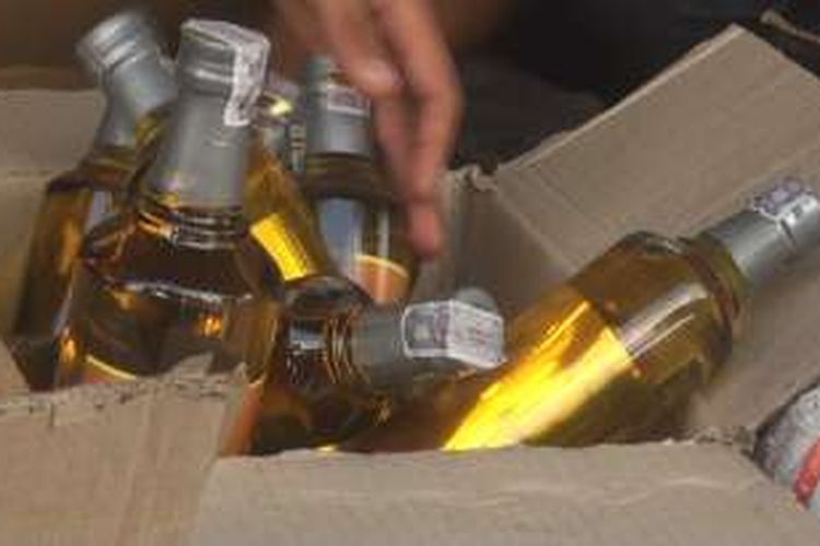 Botol minuman keras merek newport yang disita dari Tokoh Berkat di daerah Pandean Prabumulih