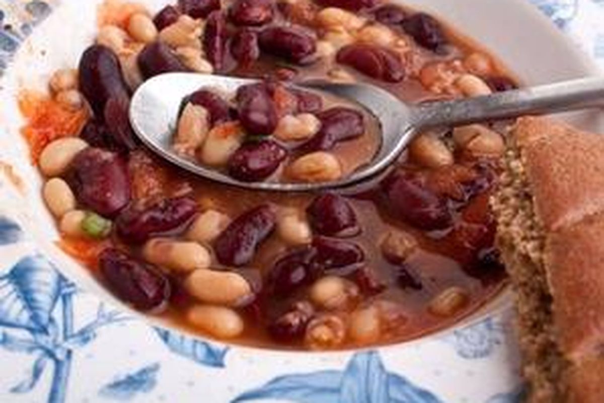Sup kacang merah dan lentil, kombinasi sempurna dari protein dan serat yang mengenyangkan.