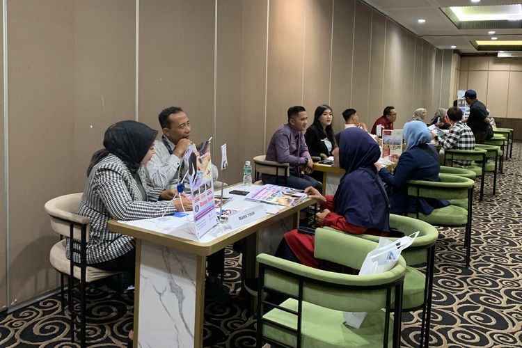 Kementerian Pariwisata (Kemenpar) menggaet tujuh travel agent atau travel operator (TA/TO) asal Malaysia untuk mempromosikan wisata Sumatera Barat. Kegiatan Familiarization Trip (Famtrip) bertajuk ?Wonderful Indonesia Journey? ini berlangsung hampir sepekan pada 27-31 Oktober 2025.