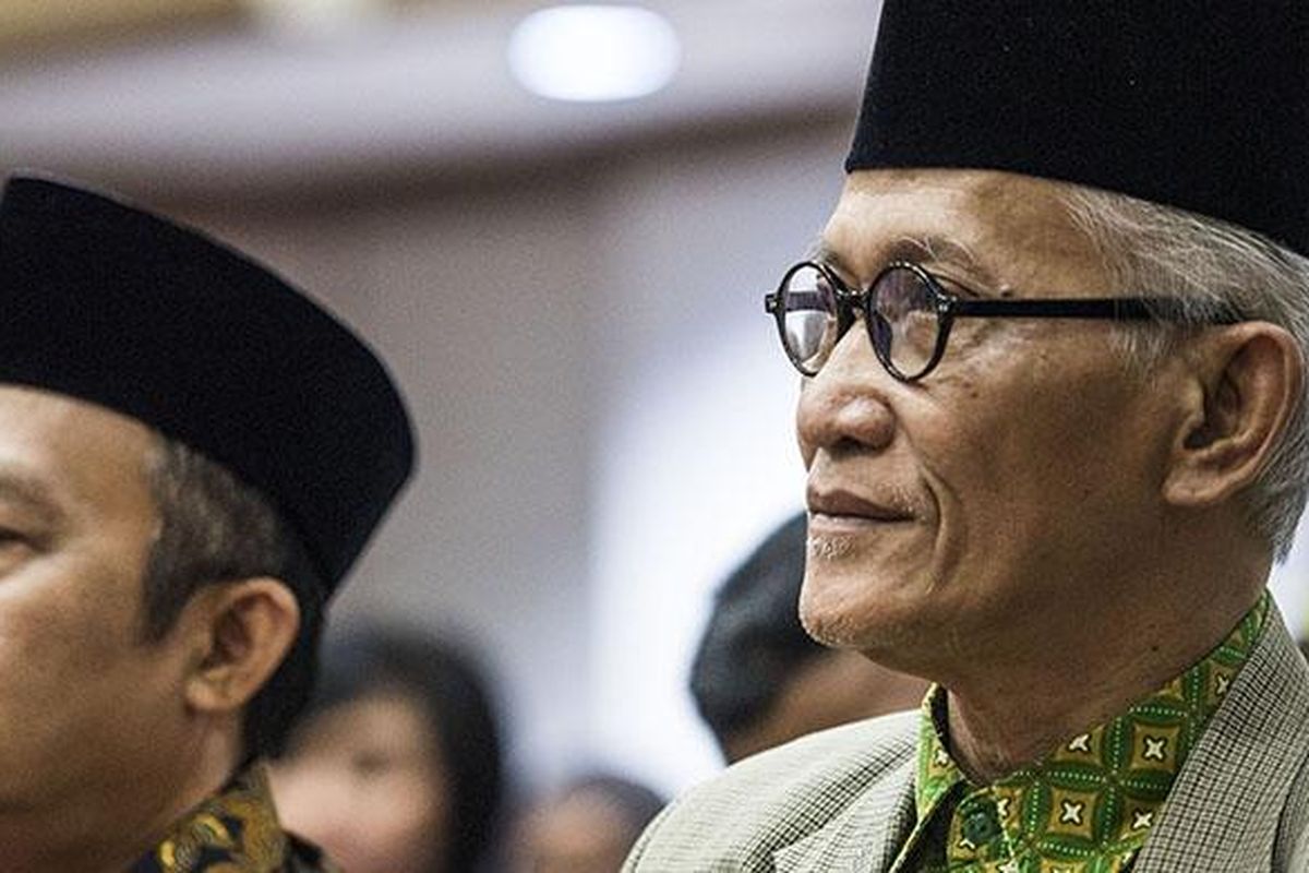 Saksi ahli agama Islam yang juga Wakil Rais Aam Pengurus Besar Nahdlatul Ulama ( PBNU) Miftahul Akhyar (kanan) menunggu di ruang sidang sebelum bersaksi pada sidang lanjutan kasus dugaan penodaan agama di auditorium Kementerian Pertanian, Jakarta, Selasa (21/2/2017). Sidang lanjutan tersebut beragenda mendengarkan keterangan empat orang saksi yaitu , ahli agama Yunahar Ilyas, ahli hukum pidana Majelis Ulama Indonesia (MUI) Abdul Chair dan ahli pidana Universitas Islam Indonesia Yogyakarta Mudzakkir.