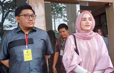 Artis Yasmine Ow dan kuasa hukumnya Machi Achmad setelah sidang perdana gugatan cerai terhadap Aditya Zoni di Pengadilan Agama Cibinong, Bogor, Selasa (11/6/2024).