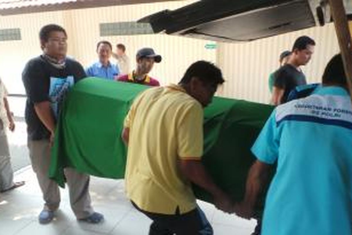 Petugas Kamar Jenazah RS Polri mengangkat jenazah Jamal ke mobil  jenazah. Jamal adalah korban penembakan oknum anggota Polsek Tanjung Priok, Jakarta Utara. Sabtu (4/7/2015).
