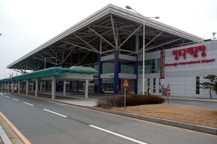 Bandara Internasional Cheongju di Korea Selatan. Seorang pramugrai Eastar Jet tertangkap kamera mengambil foto sembari berdiri di atas sayap pesawat ketika tengah menjalani pelatihan informal di Bandara Internasional Cheongju, Korea Selatan, Rabu (12/2/2025) lalu.