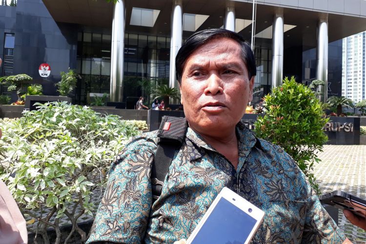 Mantan Staf Ditjen Dukcapil Kementerian Dalam Negeri Yosef Sumartono usai diperiksa KPK, Selasa (25/7/2017)