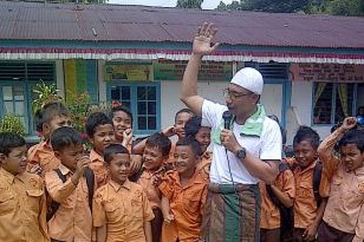 Anggota DPD RI asal Aceh Sudirman alias Haji Uma sedang menasehati murid sekolah dasar saat reses ke Aceh