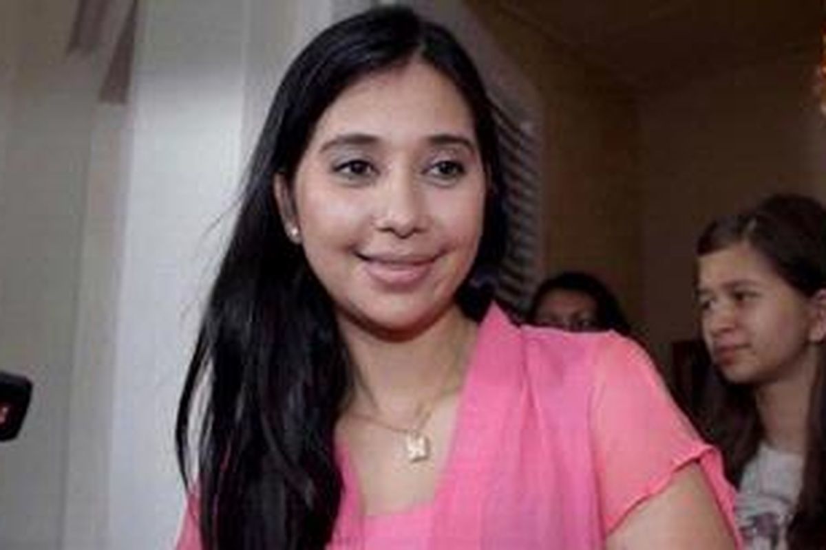 Ayu Azhari usai memenuhi panggilan somasi yang dilayangkan kedua putranya, Axel Djody Gondokusumo (20) dan Sean Azad Taito Azhari (15), melalui kuasa hukum mereka, Dwi Ria Latifa, Jakarta, Jumat (10/12/2010). Somasi ini dilayangkan ke Ayu karena selaku ibu, ia telah melakukan kekerasan dan penelantaran terhadap anaknya tersebut. Mediasi antara ibu dan anak ini belum mencapai kesepakatan.  