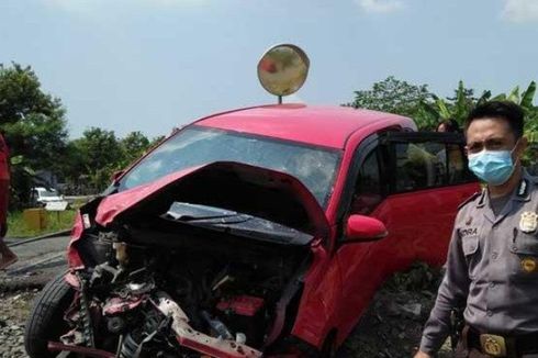 Mobil Hancur Ditabrak Kereta Api, Sopir Berusia 61 Tahun Lolos dari Maut