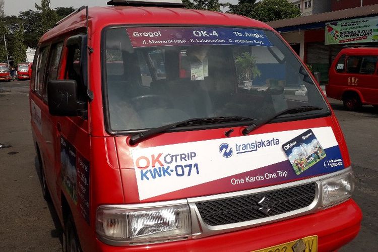 Angkot OK Otrip OK-4 trayek Grogol-Tubagus Angke Jakarta Barat pada Selasa (2/10/2018).