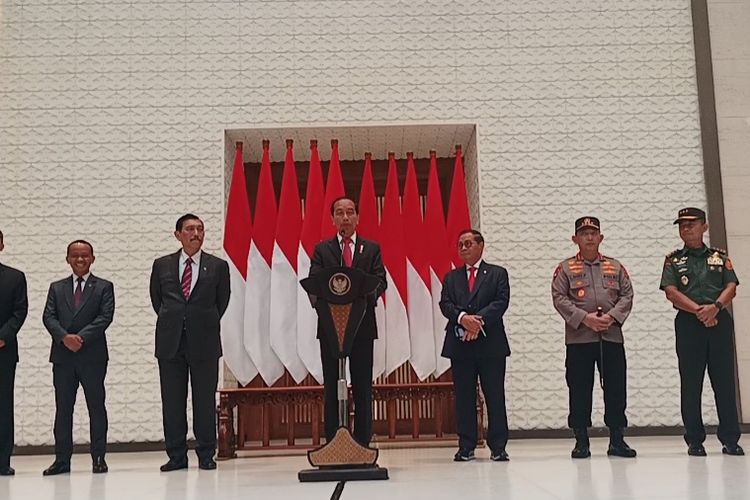 Presiden Joko Widodo saat memberikan keterangan pers di Lanud Halim Perdanakusuma, Jakarta, Kamis (27/7/2027).
