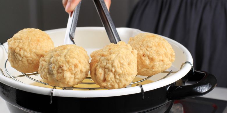 3 Cara Goreng Bakso agar Mengembang dan Renyah - Vimarsana News