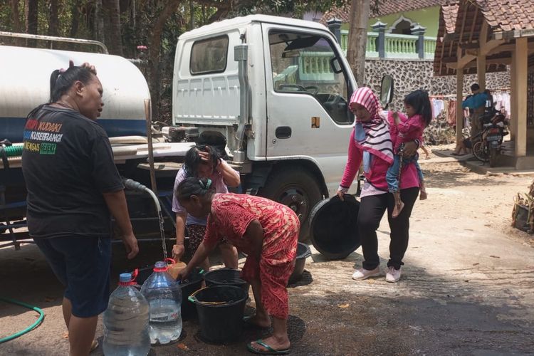 Sejumlah relawan membagikan air bersih yang diambil dari sumur Sumini di Dusun Serapah, Desa Bapangsari, Kecamatan Bagelen, Kabupaten Purworejo, Jawa Tengah pada Kamis (12/10/2023)
