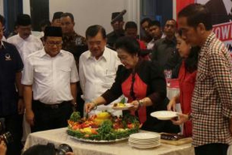 Ketua Umum DPP PDI Perjuangan Megawati Soekarnoputri saat memotong tumpeng dakam peresmian posko tim kampanye nasional Jokowi-JK di Jalan Sisimangaraja Nomor 5, Jakarta Selatan, Selasa (27/5/2014).