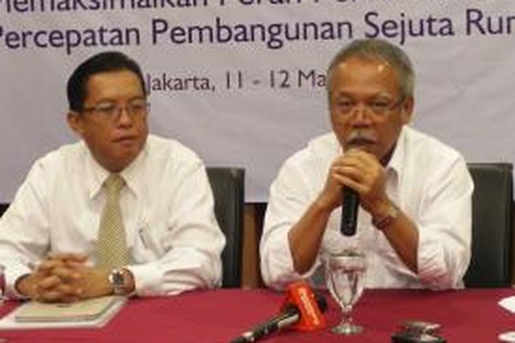 Direktur Utama Perum Perumnas Himawan Arief (kiri) dan Menteri Pekerjaan Umum dan Perumahan Rakyat Basuki Hadimuljono (kanan) saat jumpa pers di Gedung Perumnas, Cawang, Jakarta Timur, Rabu (11/3/2015).