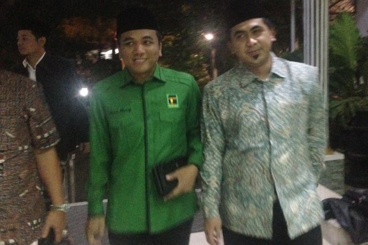 Bakal calon wakil gubernur Jawa Tengah, Taj Yasin (kanan berpakaian batik).