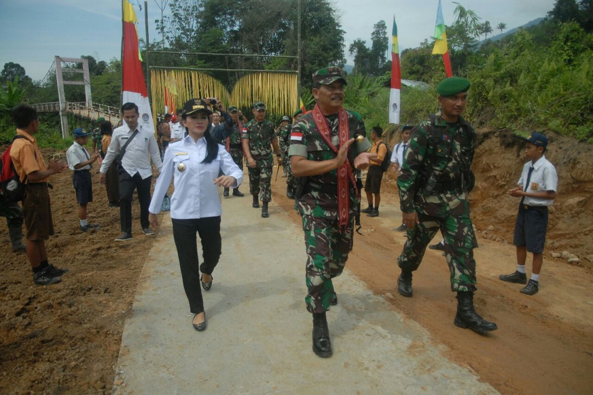 Pangdam XII Tanjungpura Mayjen Achmad Supriadi didampingi Bupati Landak, Karolin Margret Natasa meninjau pembangunan jalan yang dibangun dalam program TMMD ke 102 yang dilaksanakan Kodim 1201/Mempawah di Desa Sempatung, Kecamatan Air Besar, Kabupaten Landak (8/8/2018)