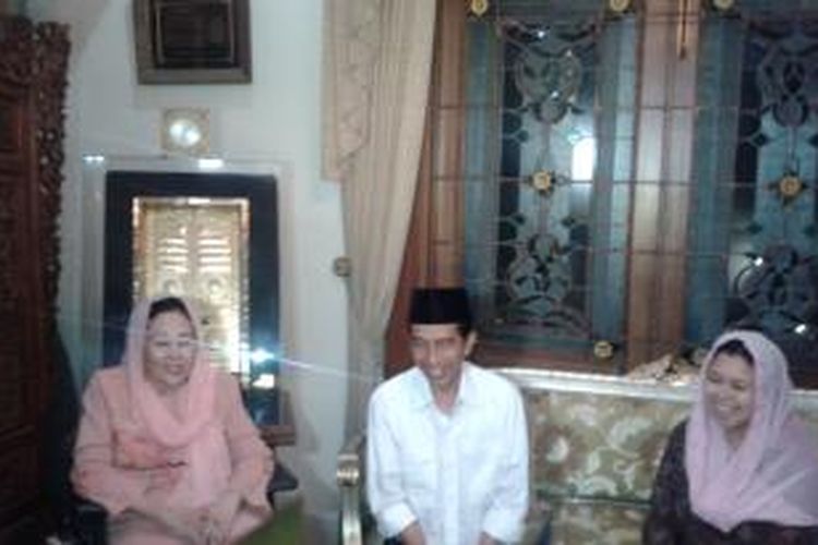 Calon Presiden dari PDI Perjuangan Joko Widodo (tengah), bersama dengan Shinta Nuriyah (kiri) dan Yenny Wahid (kanan). Jokowi melakukan kunjunhan ke kediaman Almarhum KH Abdurrahman Wahid, di Ciganjur, Jagakarsa, Jakarta Selatan, Selasa (25/3/2014)