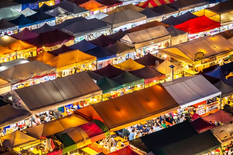 Talat Rot Fai Ratchada atau Train Market di salah satu tempat beli oleh-oleh murah di Bangkok, Thailand