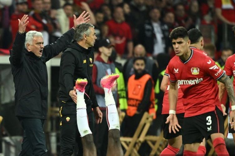 Ekspresi pelatih AS Roma, Jose Mourinho, dalam pertandingan semifinal kedua Liga Europa melawan Bayer Leverkusen. Pertandingan Roma vs Bayer Leverkusen digelar di Leverkusen pada Kamis (18/5/2023) atau Jumat dini hari WIB. 