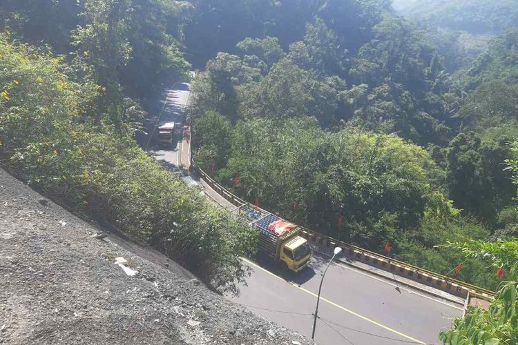 Patung besar Pangeran Kornel menjabat tangan Jenderal Daendels di pintu masuk Jalan Cadas Pangeran, dari arah Bandung. AAM AMINULLAH/KOMPAS.com

Selain bersejarah, Jalan Cadas Pangeran juga menyimpan potensi alam memikat di sepanjang jalurnya. AAM AMINULLAH/KOMPAS.com