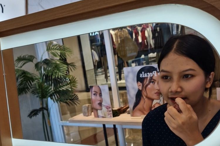 Ilustrasi pengunjung mencoba Lip Petals di gerai BLP Beauty, PIM, Jakarta Selatan, Selasa (5/3/2024).