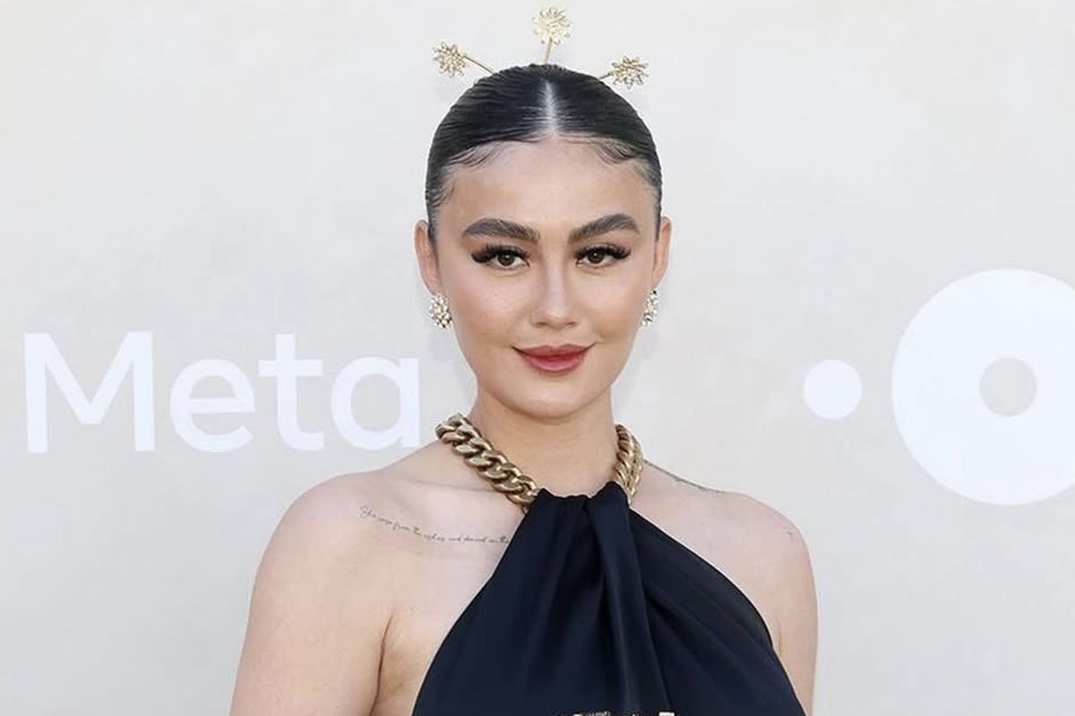 Penampilan Agnez Mo di sebuah kesempatan. Agnez Mo buka suara terkait kisruh royalti lagu ?Bilang Saja? dengan Ari Bias, ungkap siapa yang selama ini membayar royalti lagu yang ia nyanyikan.
