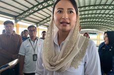 Warga Bawa Jenazah Pakai Tandu Lintasi Banjir di Pasaman Barat