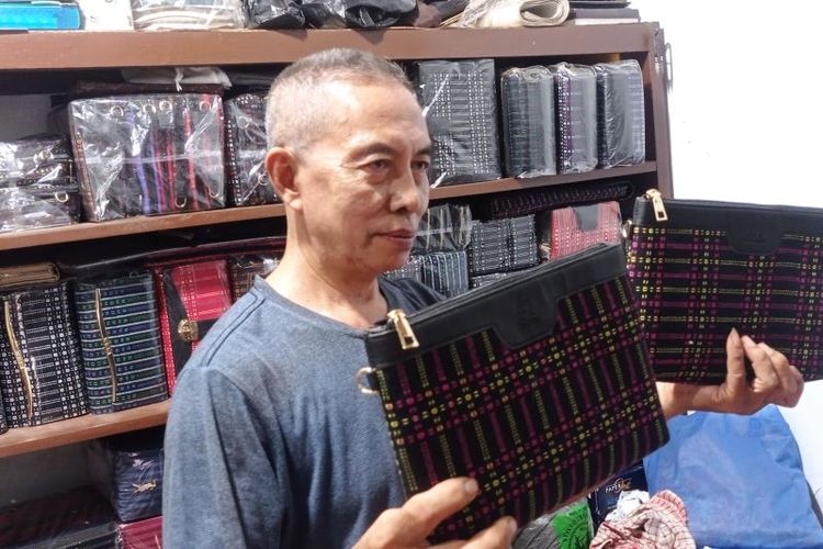 Dompet tenun Badui.