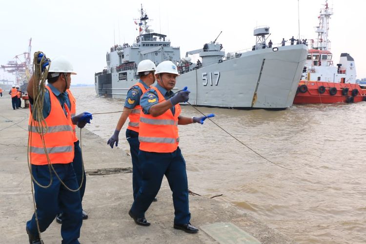 KRI Teluk Ende 517 bersiap sandar di Pelabuhan Trisakti Banjarmasin, Kalsel dalam rangka pelayaran Jalasesya, Selasa (15/10/2019).