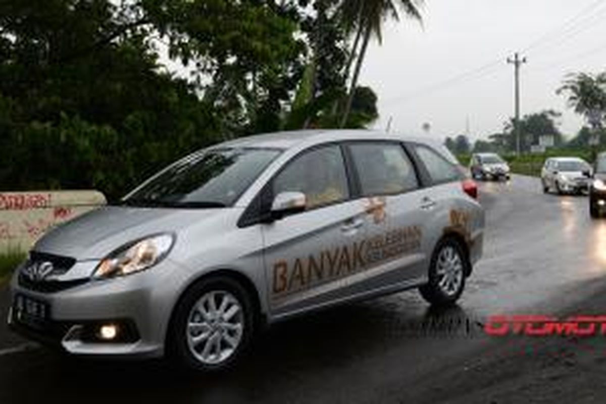 Honda Mobilio digeber menuju Prambanan.