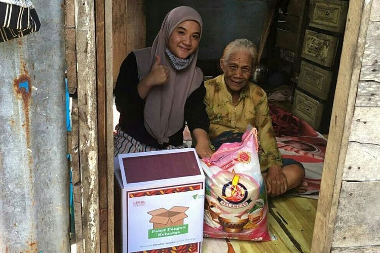 Tim relawan Dompet Dhuafa menyambangi kediaman Nenek Gembong dan Umi Kalsum, penerima manfaat program bantuan pangan dan paket buka puasa Dompet Dhuafa cabang Sumatera Selatan. Bantuan tersebut wujud kebaikan donatur untuk masyarakat pra sejahtera yang terimbas dampak Corona.