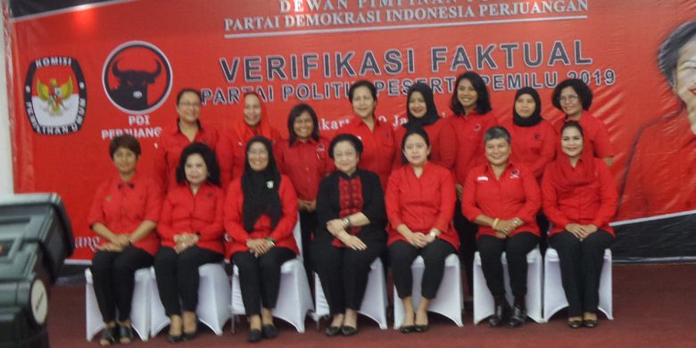 Menko PMK Puan Maharani bersama Ketua Umum PDI-P Megawati Soekarnoputri bersama pengurus perempuan di kantor DPP PDI-P, Lenteng Agung, Jakarta Selatan, Senin (29/1/2018).