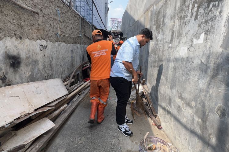 Pramono Mau Lewat, PPSU Langsung Bersih-bersih Jalan di Senen