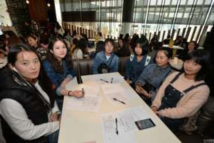 Inilah sebagian gadis asal Chengdu, China yang berkompetisi untuk mendapatkan 12 tiket menuju ke Dubai, Uni Emirat Arab untuk bertemu dengan seorang perjaka kaya.