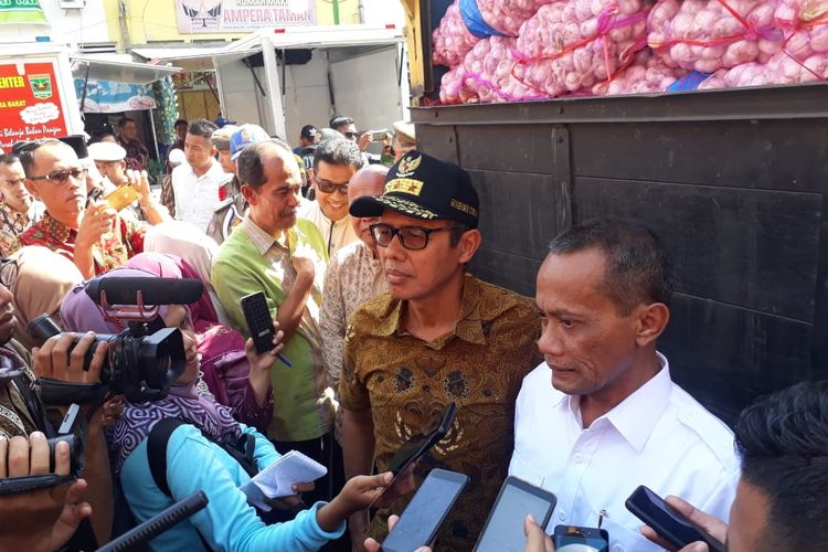 Kepala Badan Ketahanan Pangan Kementan RI, Agung Hendriadi dan Gubernur Sumbar Irwan Prayitno memberikan keterangan pers terkait 46 ton bawamg impor Cina masuk Sumbar, Jumat (10/5/2019)