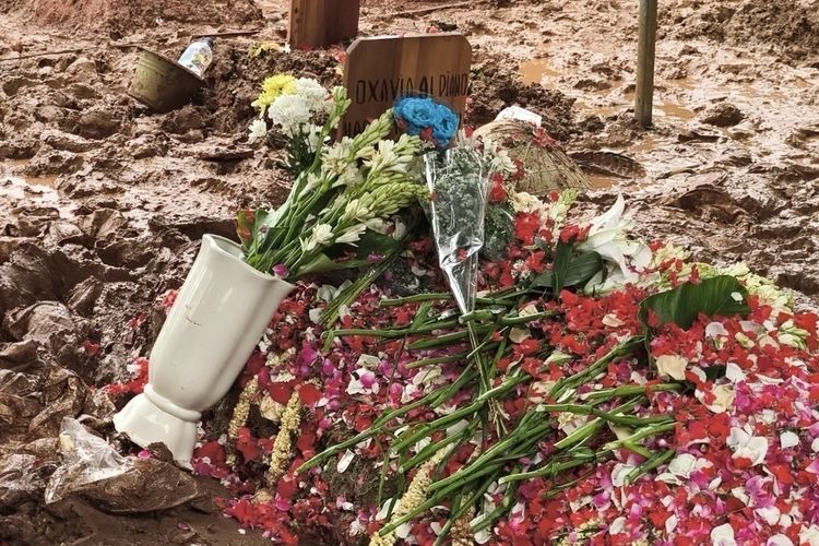 2 Lampu Solar Panel di Makam Vidi Aldiano Hilang Dicuri Orang 