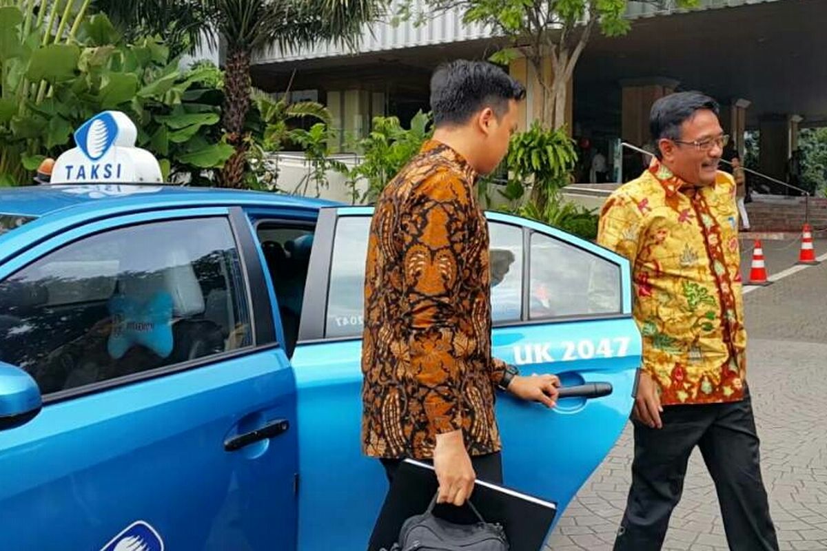 Pelaksana Tugas (Plt) Gubernur DKI Jakarta Djarot Saiful Hidayat turun dari taksi di Balai Kota DKI Jakarta pada Jumat (2/6/2017) pagi. 