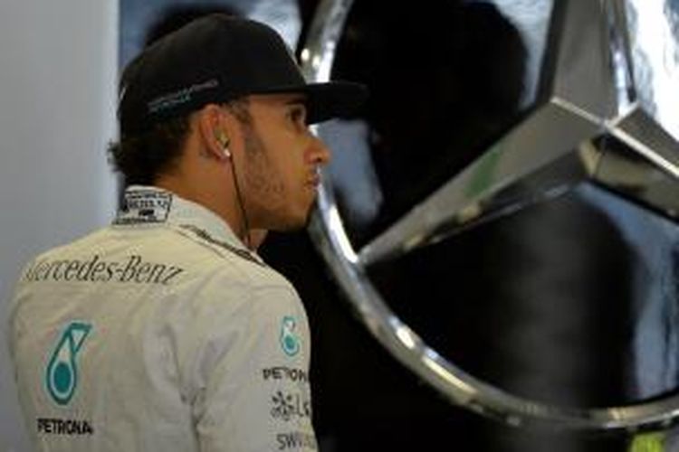 Pebalap Mercedes asal Inggris, Lewis Hamilton, berada di pit pada sesi latihan kedua GP Rusia di Sirkuit Sochi, Jumat (10/10/2014).