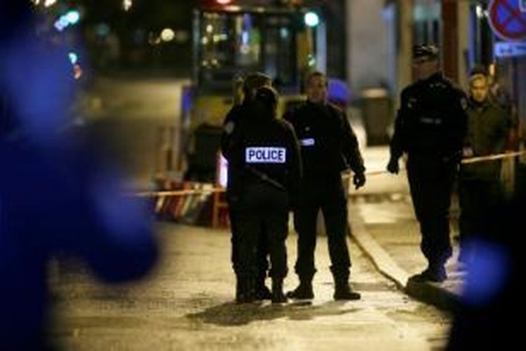 Polisi Perancis berjaga di lokasi tempat parkir bawah tanah tempat tersangka pelaku penembakan kantor harian 