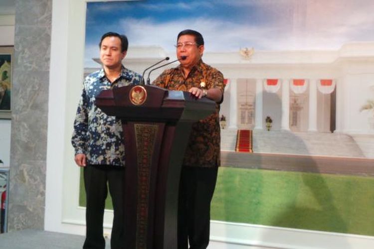 Mensesneg Sudi Silalahi bersama juru bicara kepresidenan, Julian Pasha, Sabtu (1/2/2014)