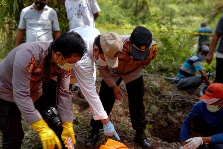 Kapolsek Pamenang Iptu Fatkur Rohman saat melakukan evakuasi mayat Sukarni dari dalam sumur sedalam 2,5 meter.