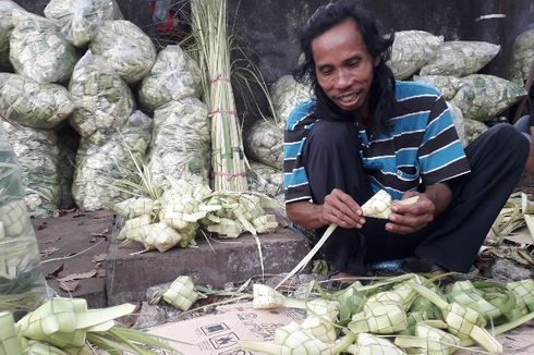 Berkah Pedagang Ketupat Musiman di Palmerah Jelang Lebaran