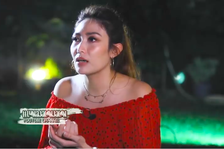 Pembawa acara Ayu Dewi menjadi tamu di kanal YouTube Luna Maya.