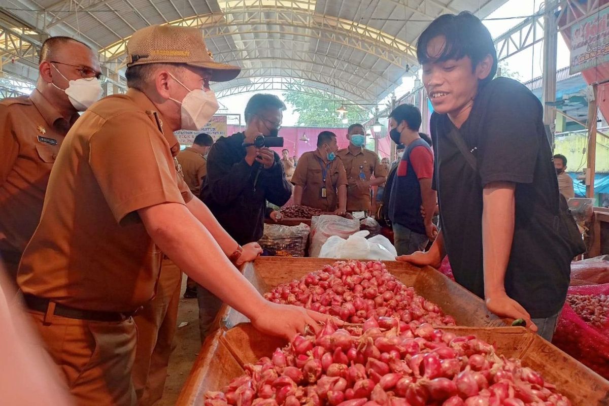 Pj Bupati Bekasi, Dani Ramdan (kiri) bersama dinas terkait dan Camat Cibitung saat meninjau perkembangan revitalisasi di Pasar Induk Cibitung. 