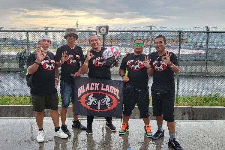 Rylifian Andika Putra (31) dan empat temannya penonton MotoGP Indonesia asal Banyuwangi, Jawa Timur, memamerkan helm Aleix Espargaro, yang berhasil ditangkapnya.