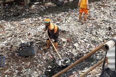 Ketiadaan Tempat Sampah buat Warga Buang Sampah ke Kali Gendong