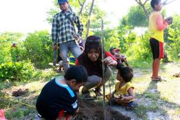 Masyarakat mengambil peran dengan menanam bibit cemara udang di Pulau Tabuhan, destinasi wisata baru di Banyuwangi bagian utara