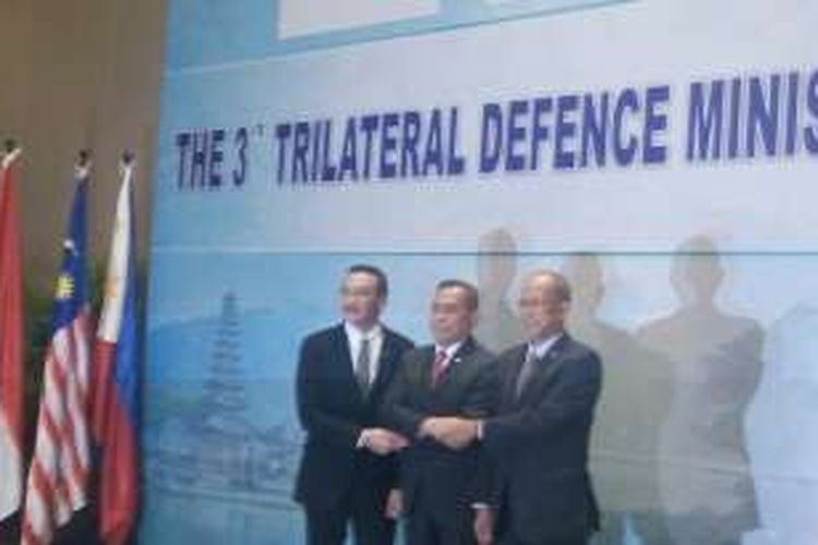 Tiga Menteri Pertahanan dari Indonesia, Malaysia dan Filipina saat pembukaan pertemuan ketiga Trilateral, Nusa Dua Bali, Selasa (2/8/2016)